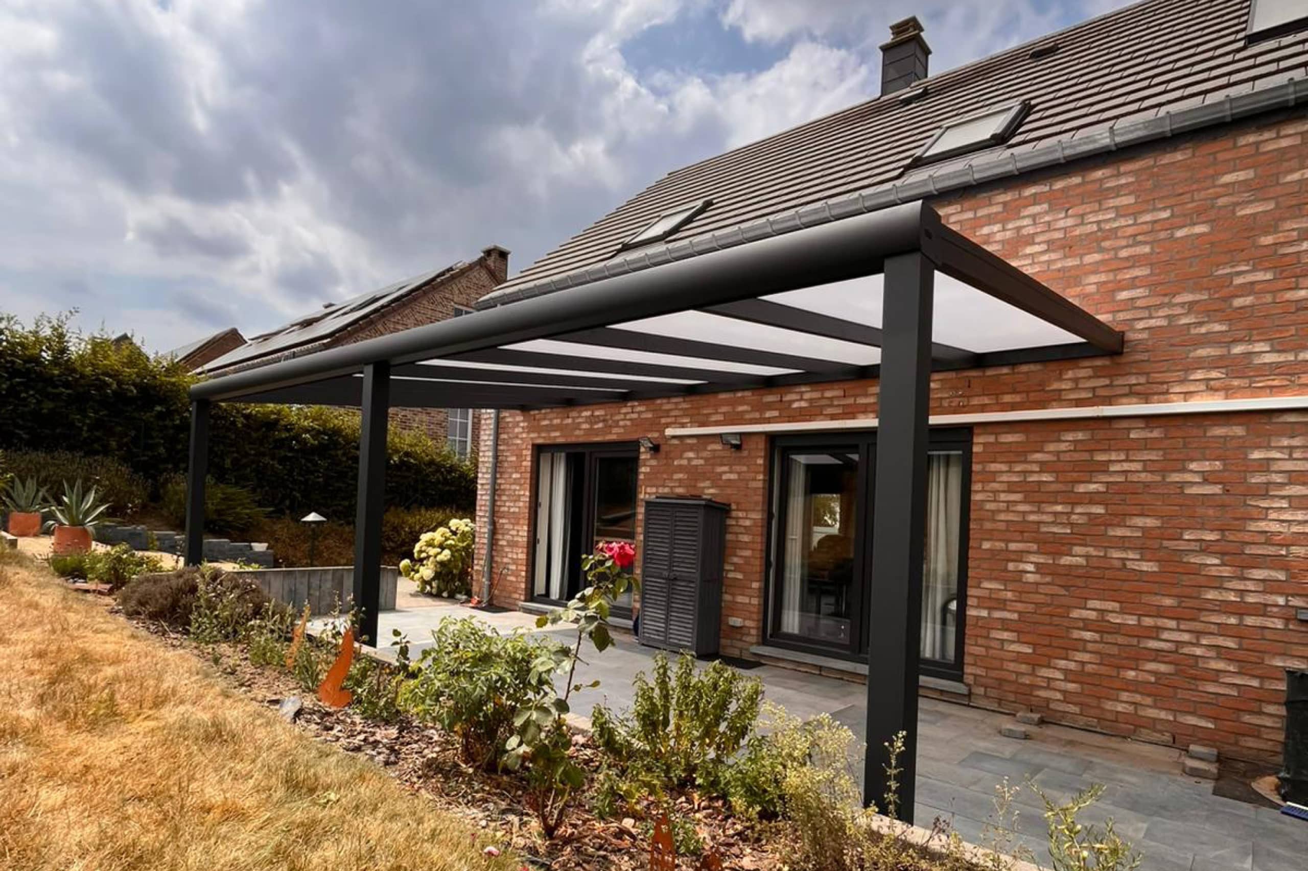 Pergola à toit en pente